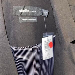 NWT - (New With Tags)
Black Blazer with ruched sleeves